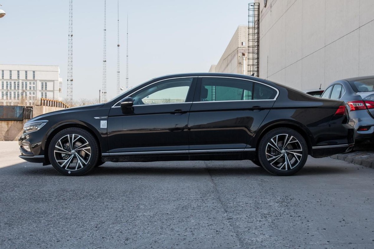 轴距2871mm，外观沉稳大气，内饰精致有内涵，试驾大众迈腾