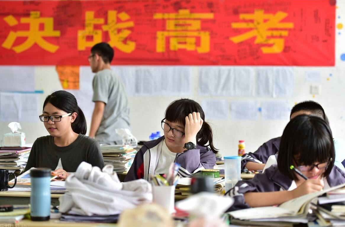 高考不理想且只有200多分，选择参军还是读大专，希望你没选错