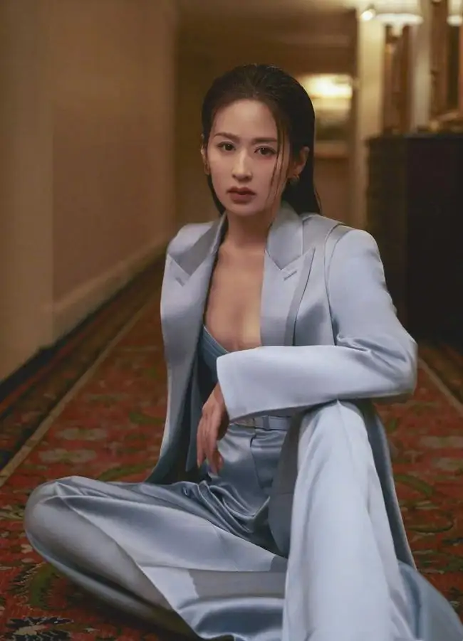 颖儿瘦到极致却还是小方脸,"排骨胸"也太明显了,真是太惹眼了