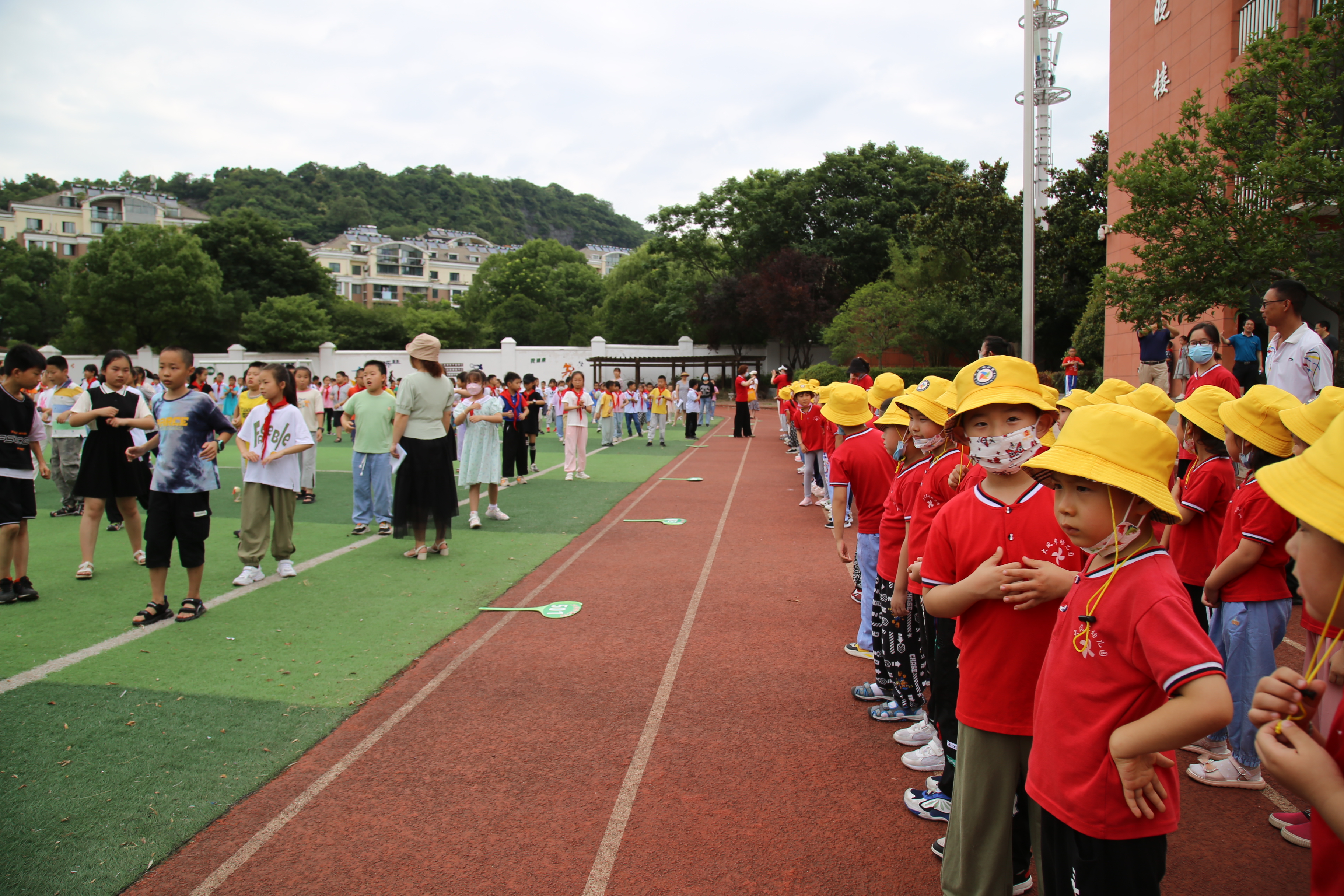 幼儿园孩子进东方红小学 体验小学生活