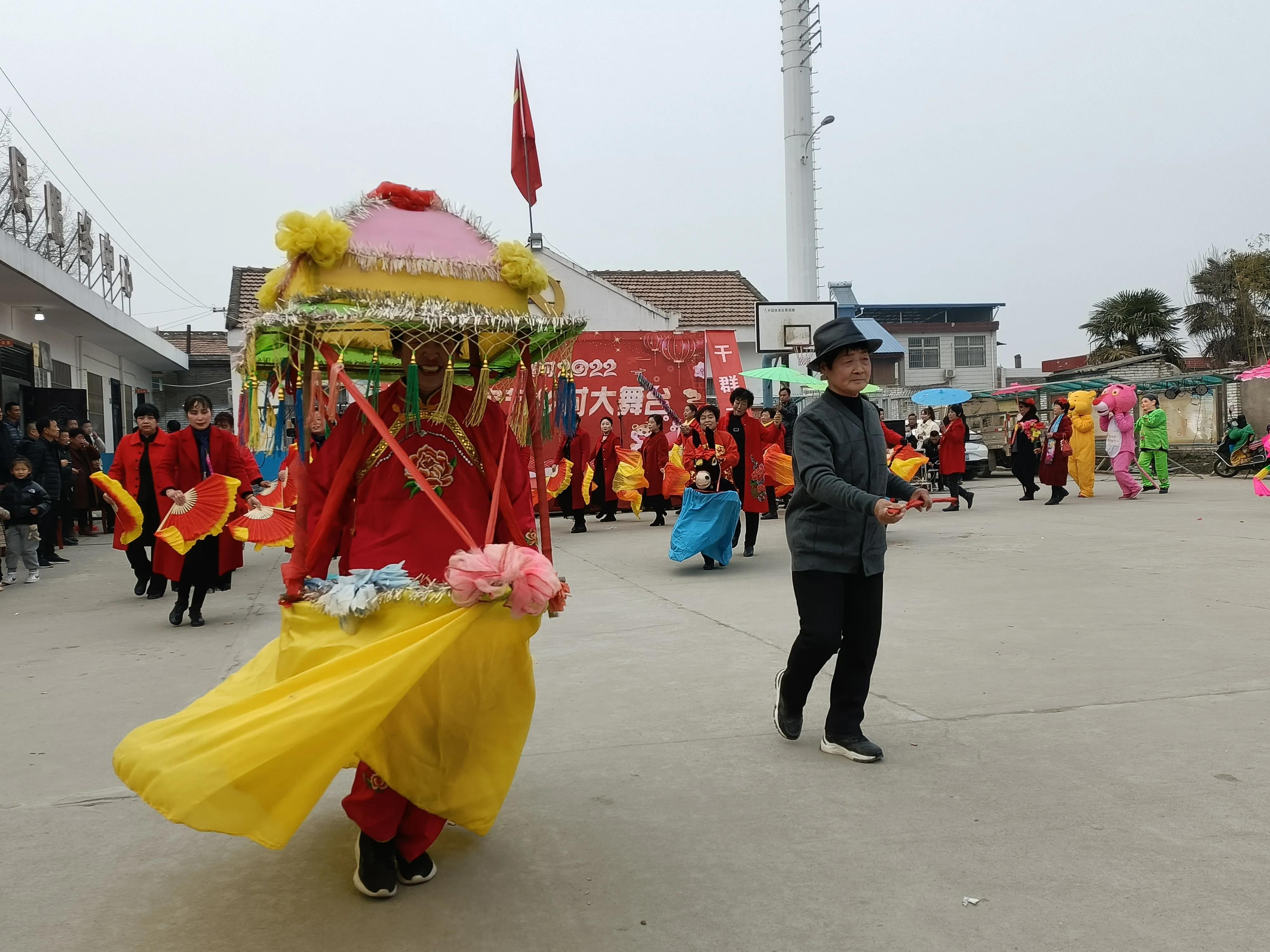 华州区莲花寺镇西寨村举办庆元宵节乡村大舞台活动