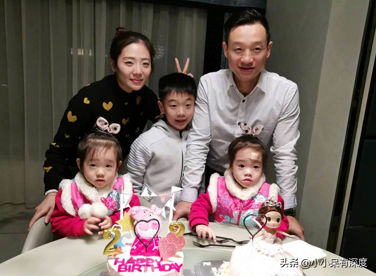 杨威晒照片，哇，小萌娃长成帅哥了！杨阳洋对双胞胎妹妹，特别好