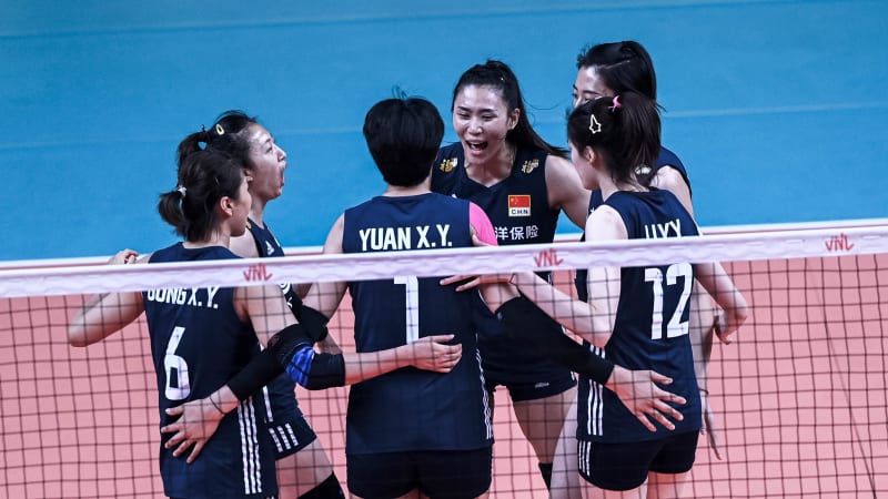 中国女排3比0击败比利时，夺世联赛第4胜，主帅蔡斌身体不适缺席