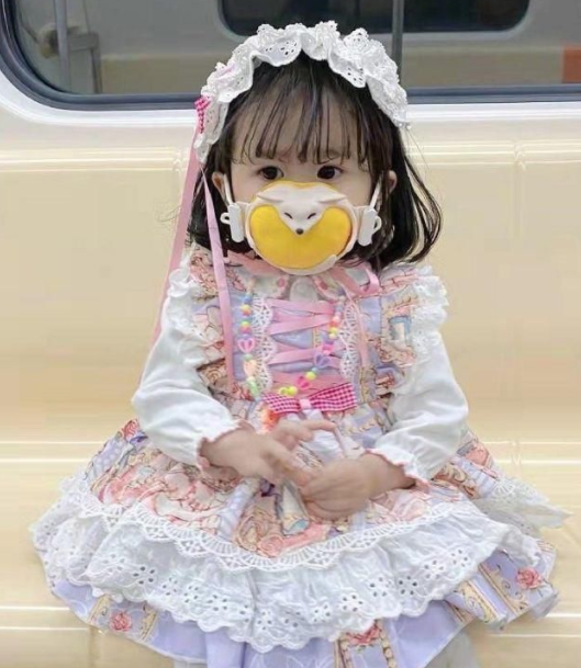 3岁“洛丽塔”小女孩走红，精致可爱似洋娃娃，背后却隐藏着隐患
