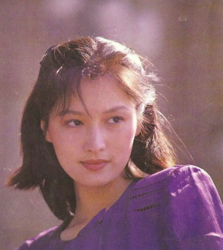 挂历女神殷亭茹：爆红后退圈，中年丧夫，晚年又病死他乡令人唏嘘