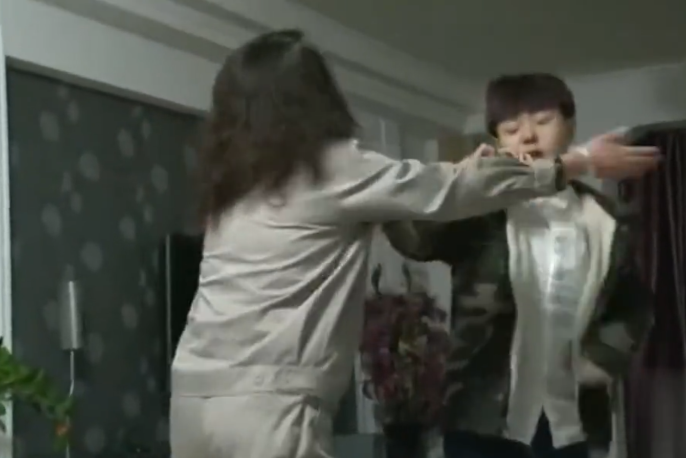 辽宁富家女：每天早饭300块，一双鞋穿三次就扔，喜欢和母亲对打