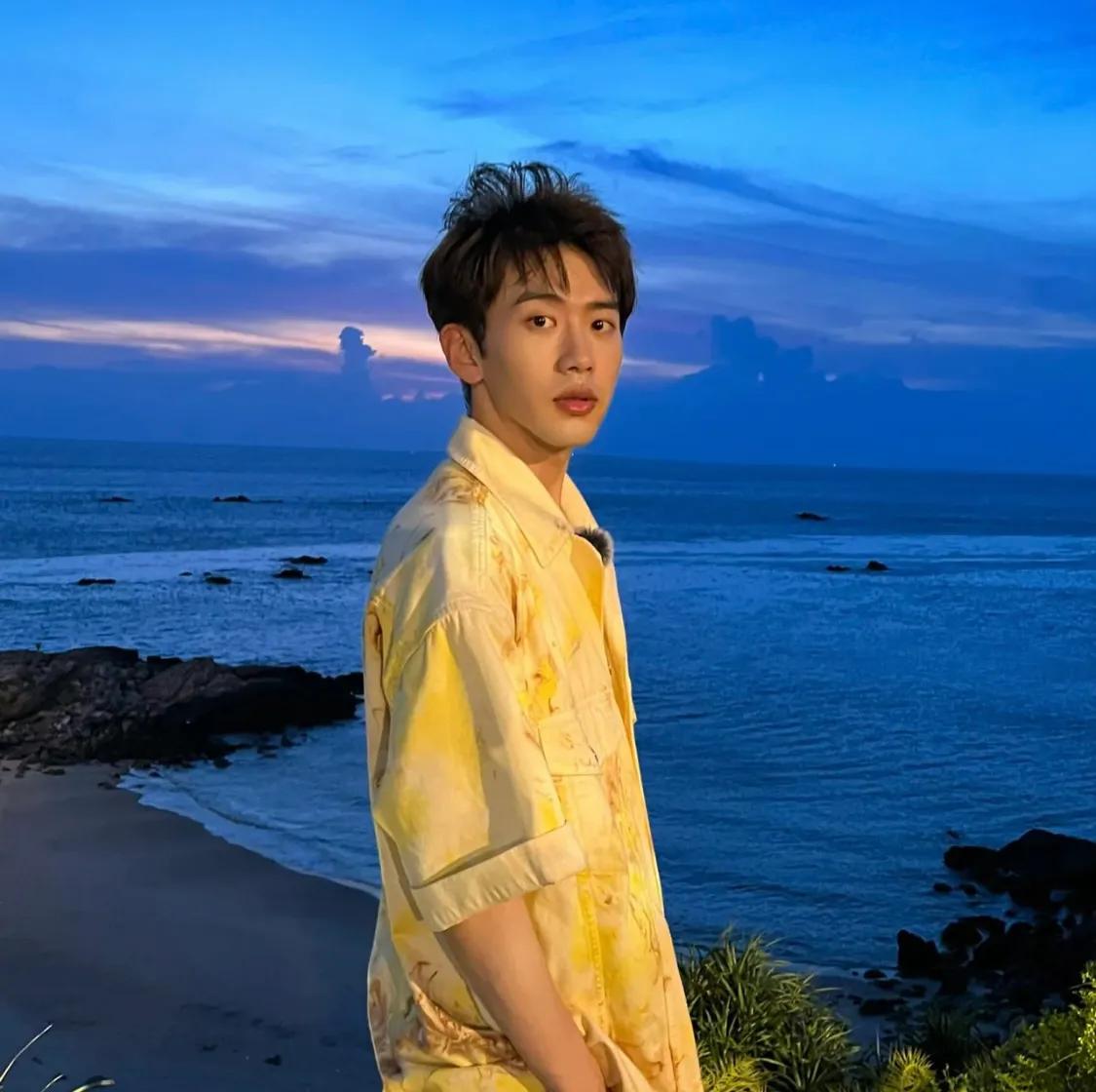 费启鸣少年感穿搭