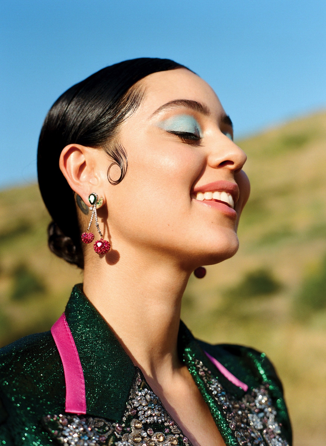 除了多变造型,她也素颜无压力出镜展示化妆过程的美妆教学