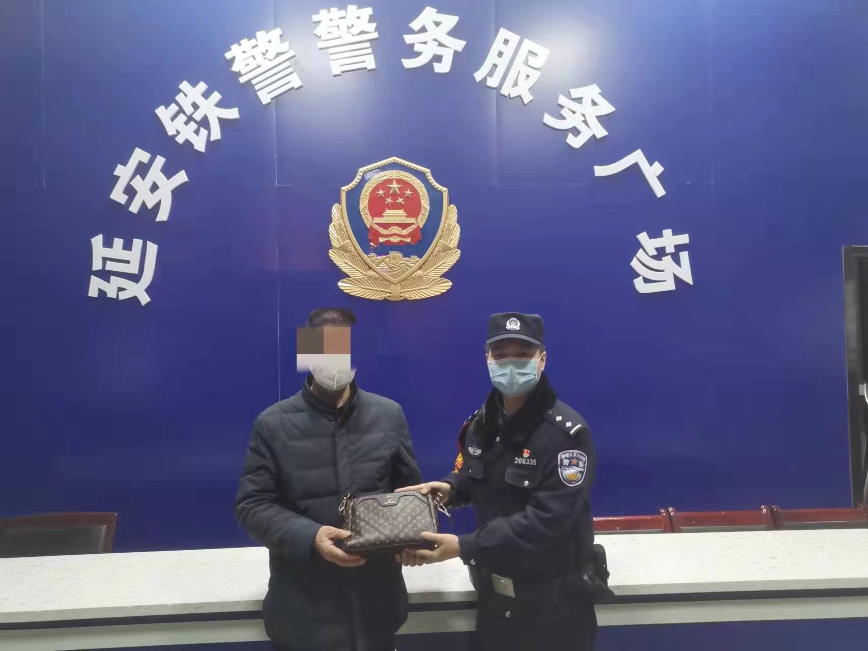 延安铁警护航春运 帮助旅客找回遗失财物