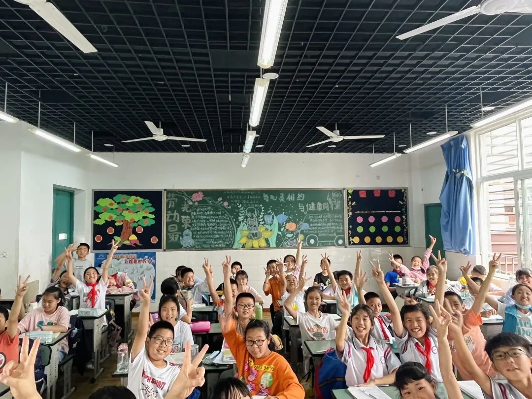 西航港小学举办“悦纳自我，让心灵充满阳光”5.25心理健康节活动