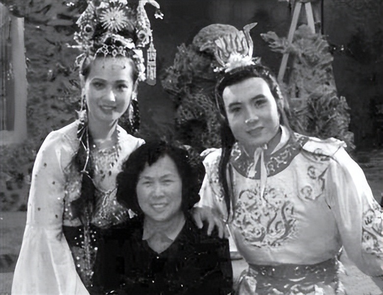 出国洗碗、扫厕所，被父亲告上法庭，王伯昭到底经历了什么？