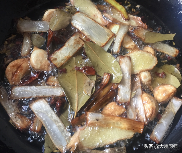 做油泼辣子，别再直接泼热油，教你正确做法，又红又亮，又香又辣