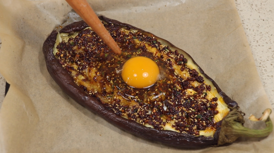 冬天里茄子还能这样吃，往里面打入一个鸡蛋，真香！别不懂吃