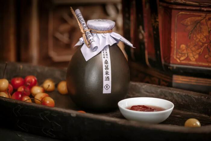 两个给别人改诗的例子，都是名人，谁在画龙点睛，谁在狗尾续貂？