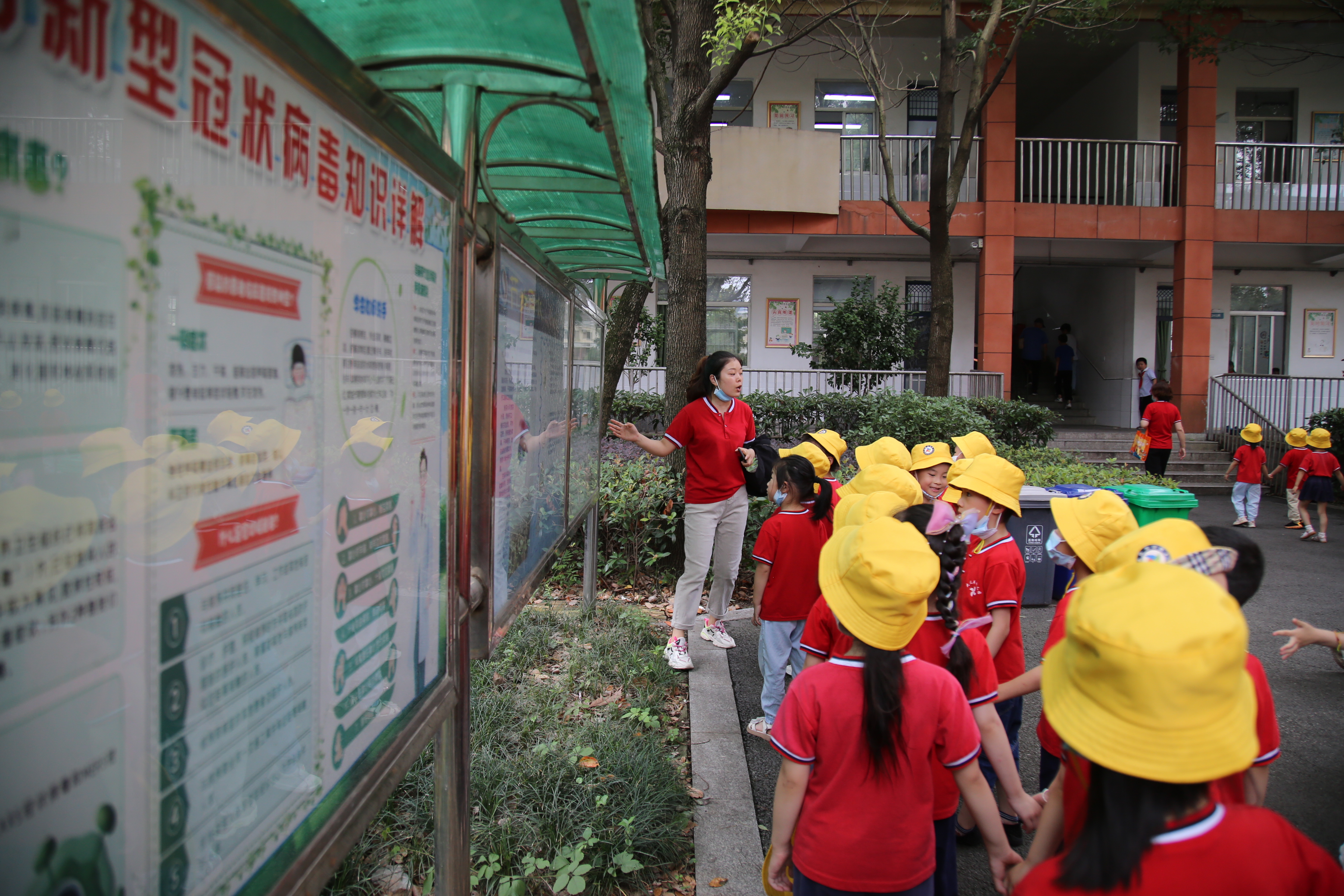 幼儿园孩子进东方红小学 体验小学生活