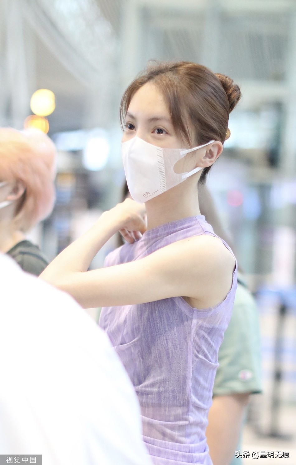 金晨大清早现身机场笑容满面 和粉丝打招呼好亲和