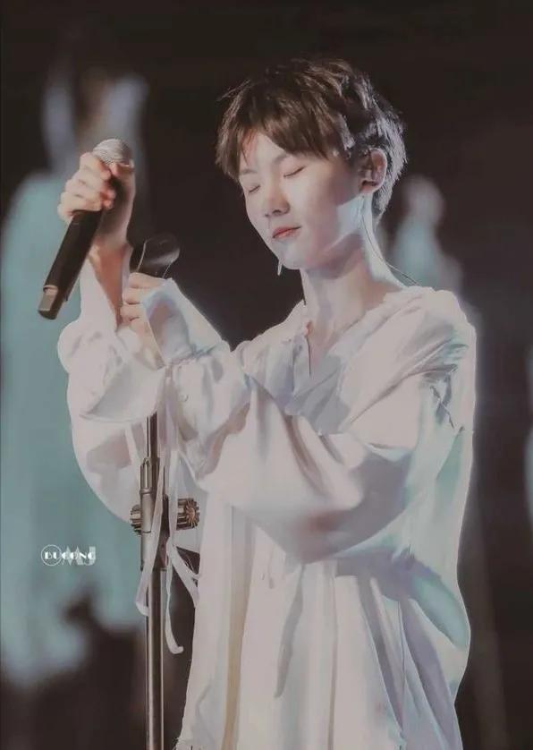 马嘉祺，那个依旧发光的少年