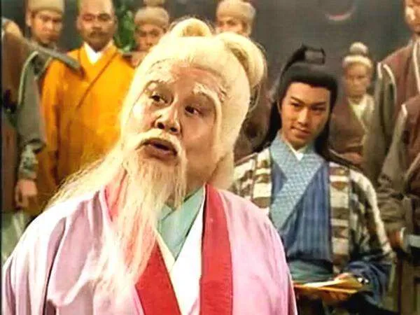 武侠小说大家金庸酷爱围棋，他曾多次在小说中描写过让主角用围棋子做武器