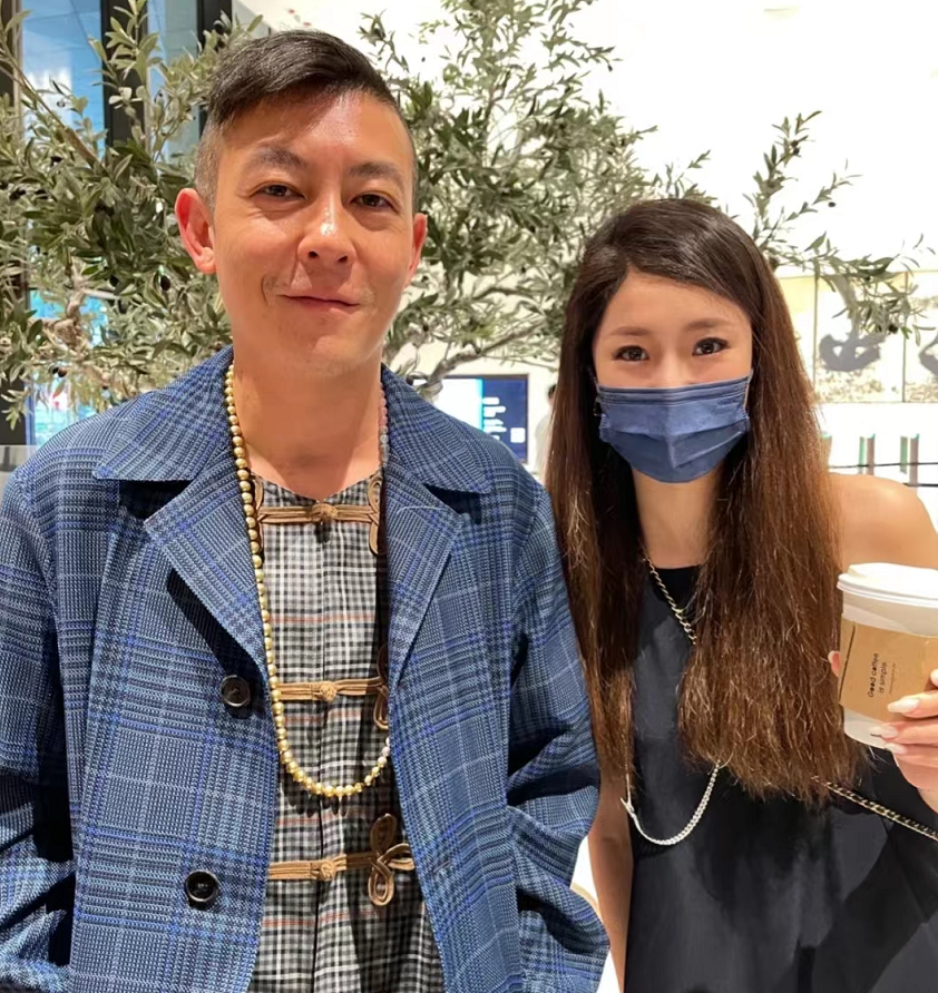 陈冠希父亲节与李灿森聚会心情好，开心晒女儿的礼物，称心融化了