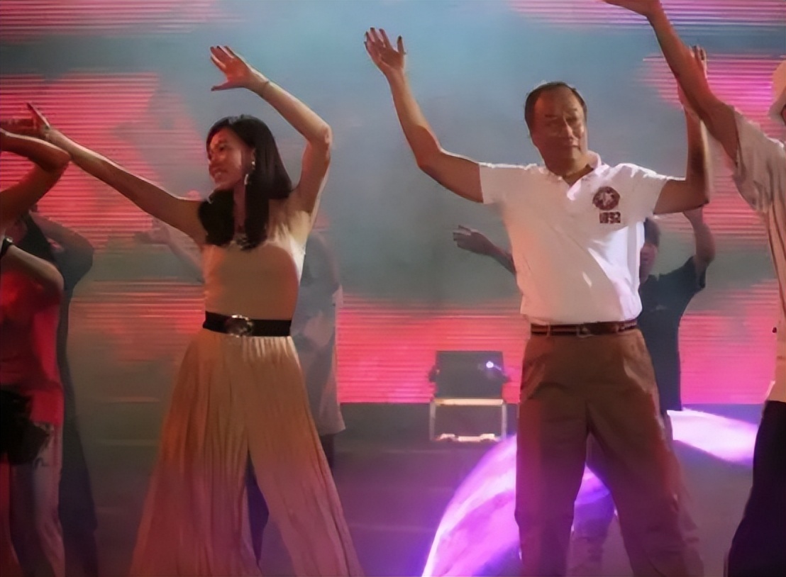 34岁当富士康老板娘，6年3胎稳当百亿豪门阔太，曾馨莹凭什么？