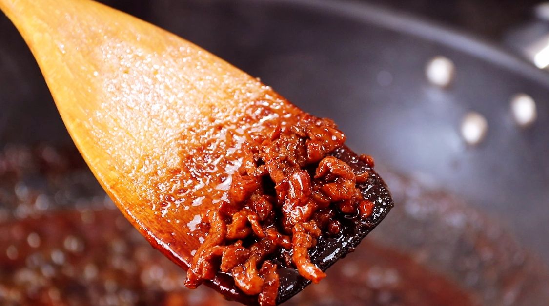 一道过年必备万能酱，一次做10斤，保存一个月不坏，拌饭拌面好吃