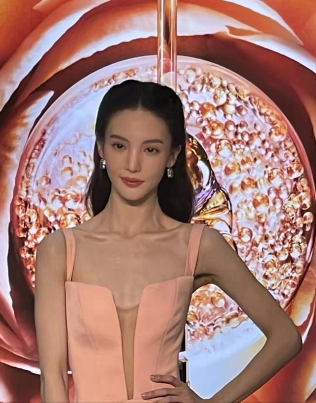 皮包骨,排骨胸,这些明星瘦成了一道"闪电",畸形审美何时休