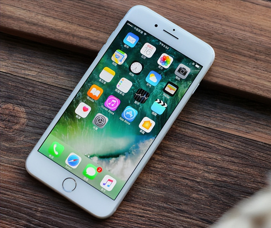 Plus时隔5年回归！历代iPhone Plus版本盘点，哪一款经典？