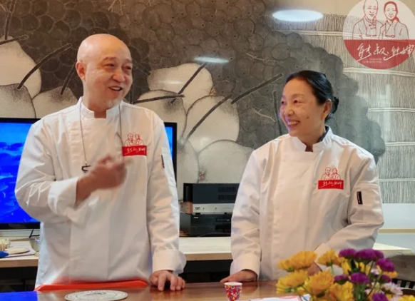 妻子是央视制作人，丈夫是老师，6旬夫妻退休后做面包火到了法国