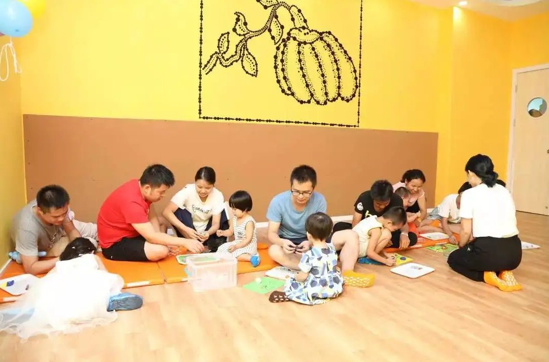 高校男生拍毕业照，全班9位老师仅1名学生，所学专业让人佩服