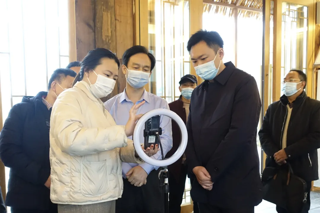 蒋蔚炜在石羊镇调研，强调要发挥中医药产业优势，全面推进乡村振兴