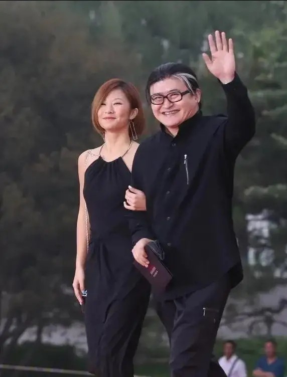 刘欢罕见带女儿走红毯，女儿穿挂脖小黑裙留侧分短发，气质太出众