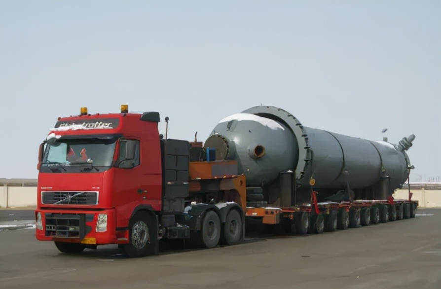 上千吨的“巨无霸”货物，大件运输车是如何配送的？