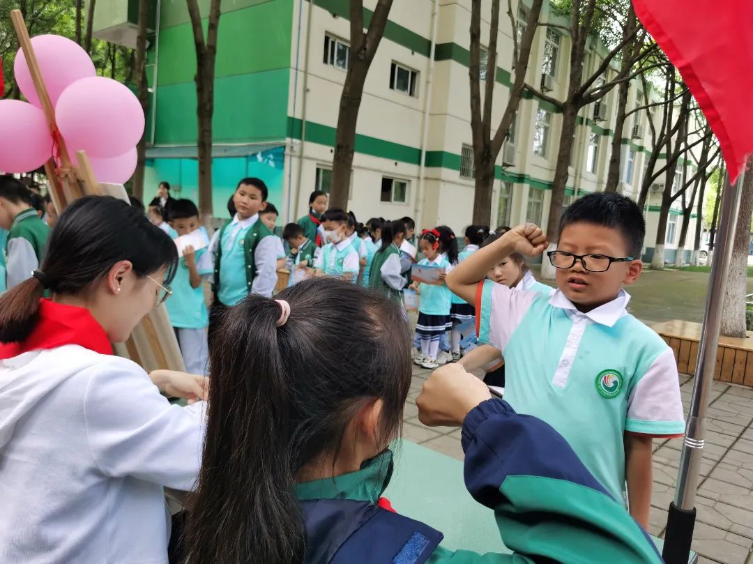 四川天府新区永兴小学一年级的孩子们在香樟林开展入队闯关活动