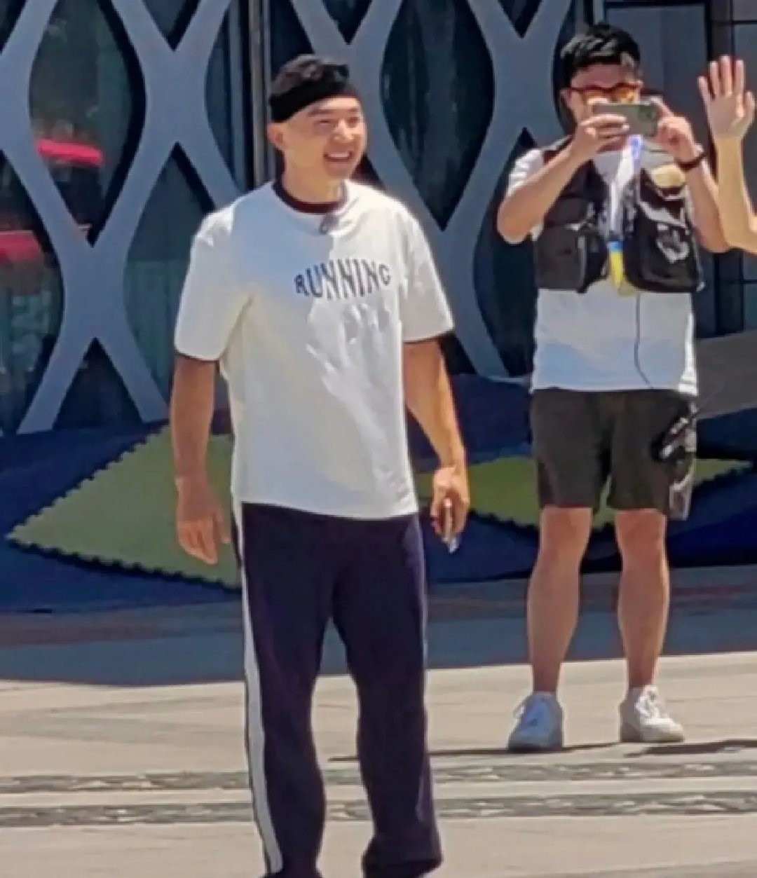 《跑男》第十季发布杀青大合照，郑恺继续缺席，蔡徐坤周深最调皮