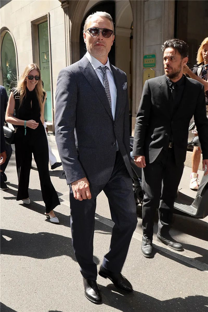 今日份舔屏！麦子叔出席米兰时装周街拍，气场绝了