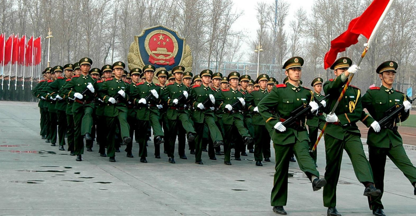 等到了八十年代中期的时候,国家便特意发放了第二代武警警服,也就是83