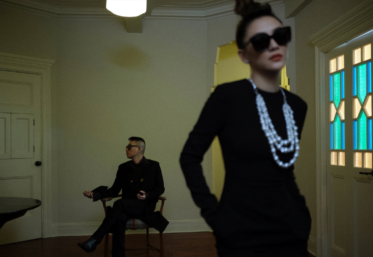 应采儿探班陈小春，带儿子游乐场玩耍，Jasper与小朋友互动好可爱