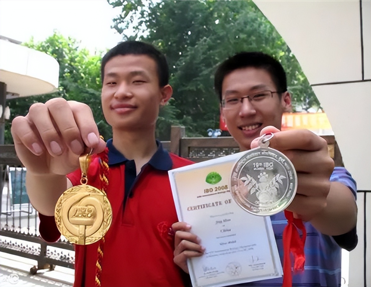 湖南4名学生签约清北，皆为奥数竞赛金牌得主，且出自同一所中学