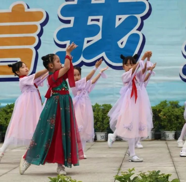 成都市双流区实验小学外国语学校举行月季花中队升旗仪式