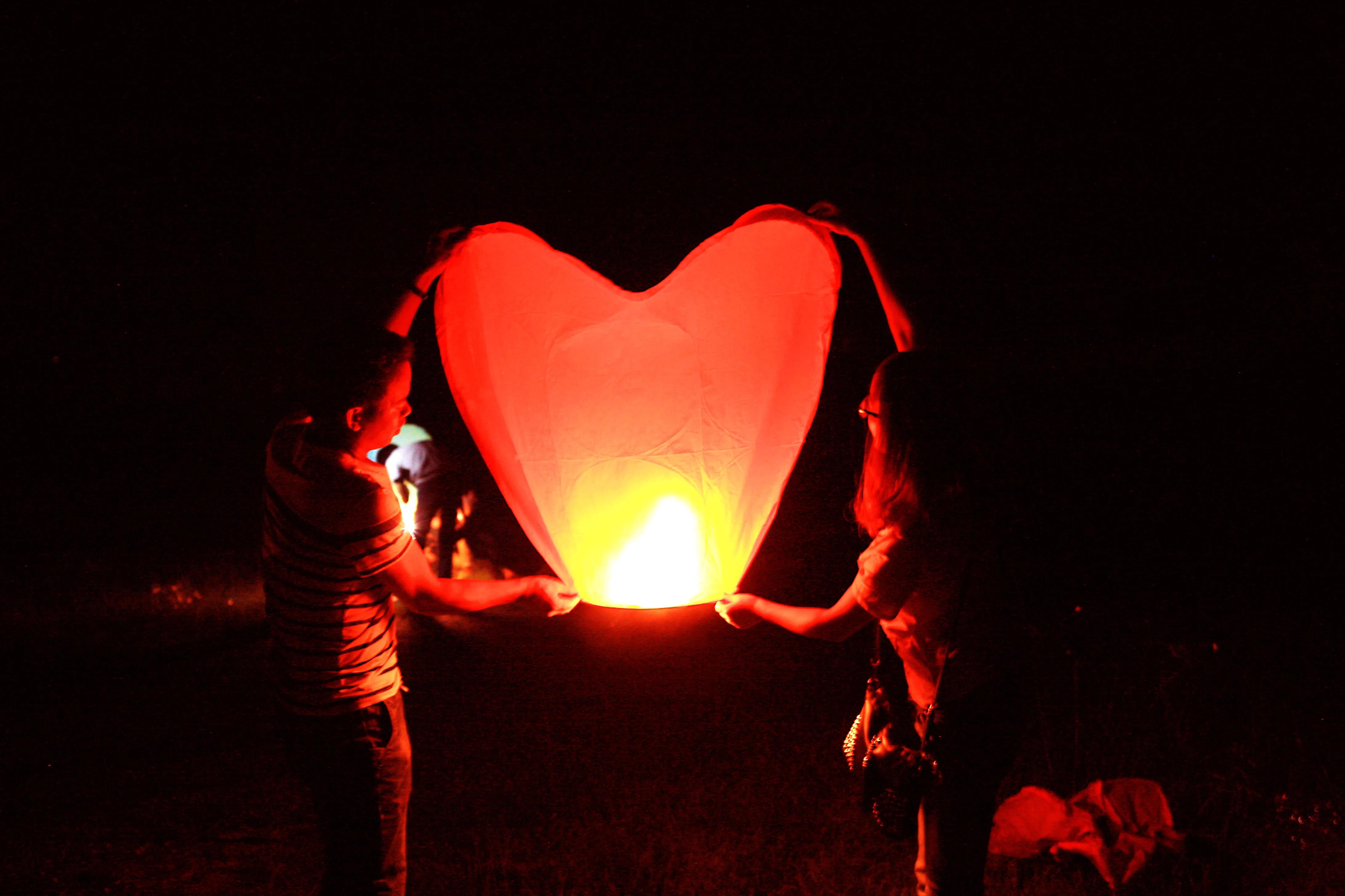 人生第一次放孔明灯,一笔一划写下美好的心愿:希望家人朋友健康幸福.