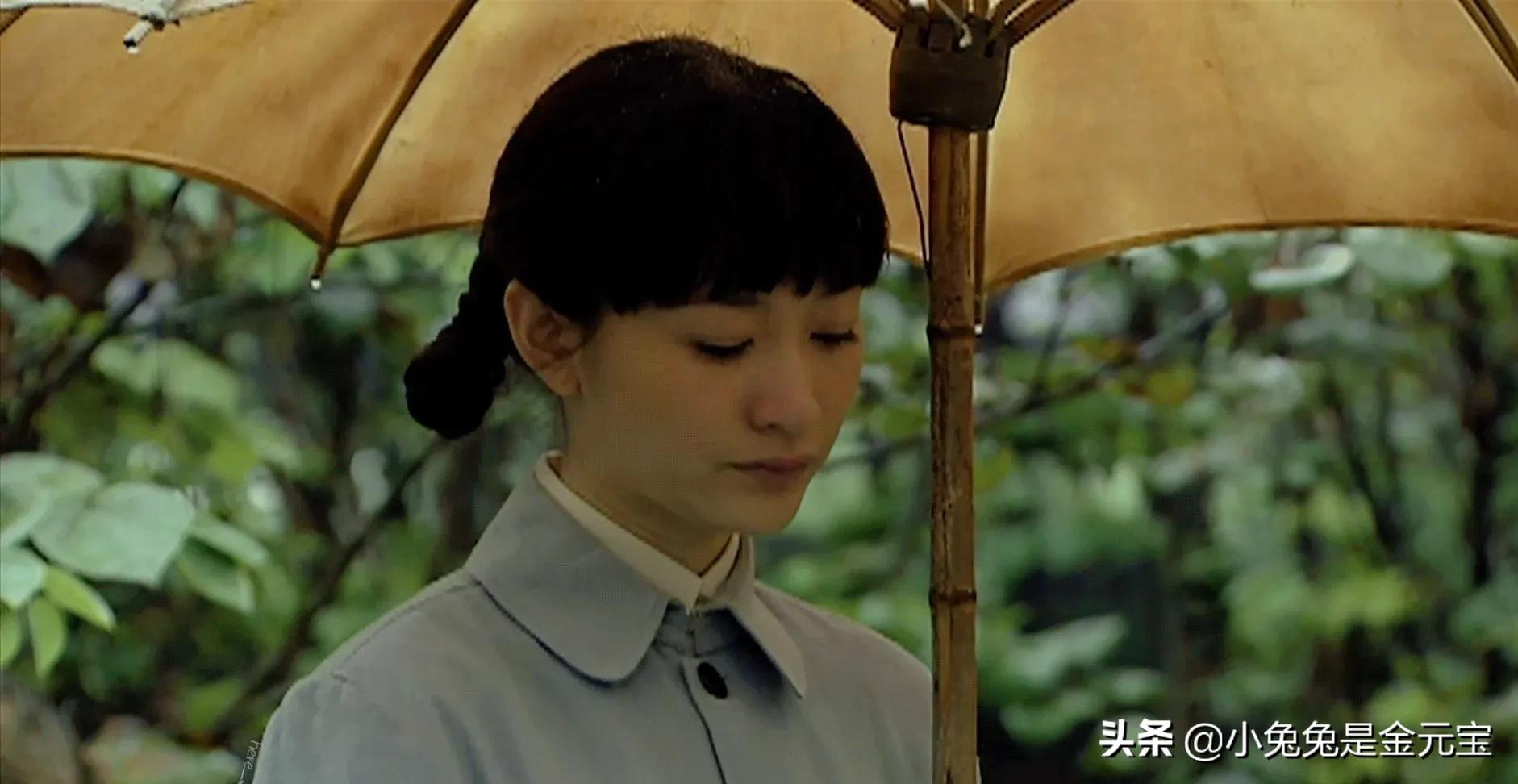 穿军装的李小冉 笑起来好可爱