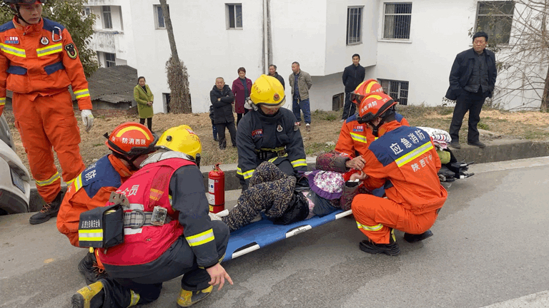 六旬老人疲劳驾驶车辆侧翻 致95岁老母亲被困副驾