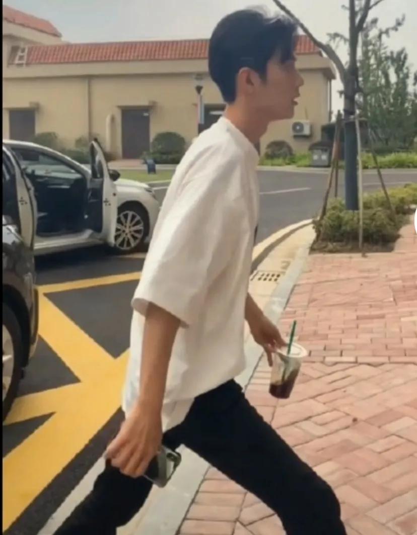 肖战劈叉式走路，腿长了不起，走在街上没人搭讪的原因