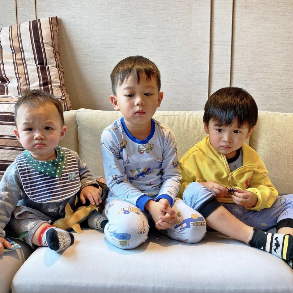 胡杏儿备战《浪姐3》，丈夫独自带娃，三兄弟都有起床气萌态十足