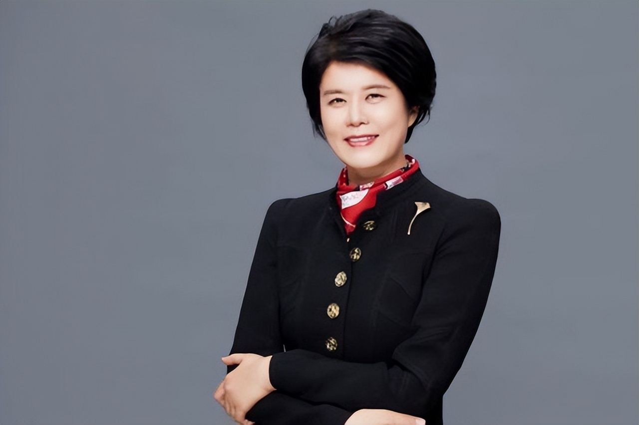 央视主持人陈伟鸿：55岁依然儒雅知性，一儿一女让人很羡慕