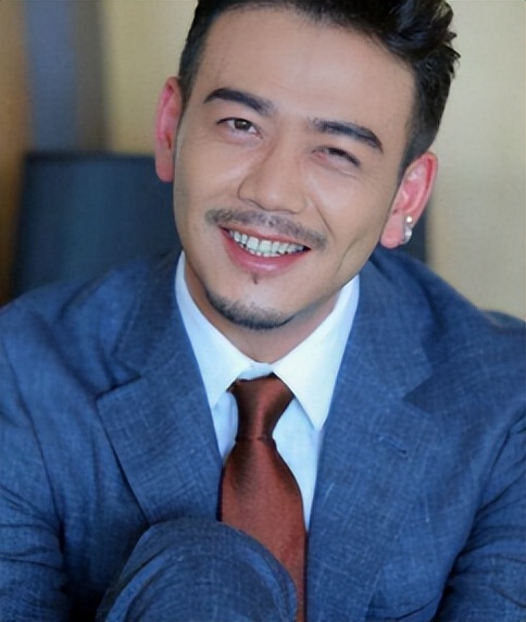 杨烁：从红极一时到被万人嘲讽，成也“小包总”，败也“小包总”