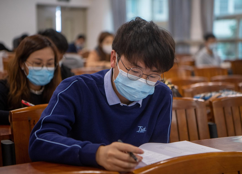 高考不理想且只有200多分，选择参军还是读大专，希望你没选错