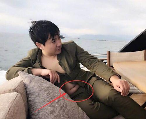 男人下面硬起图片(男星晒腹肌修罗场) - 赤虎壹号