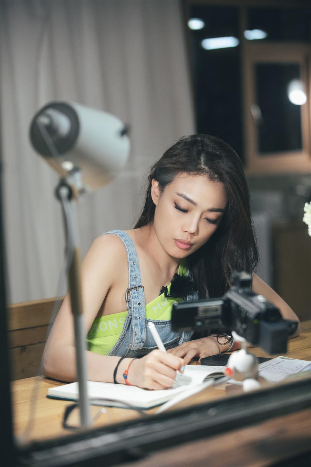 没主持人却让容祖儿张翰泪崩，先锋实验《牧野家族》为何打动人心