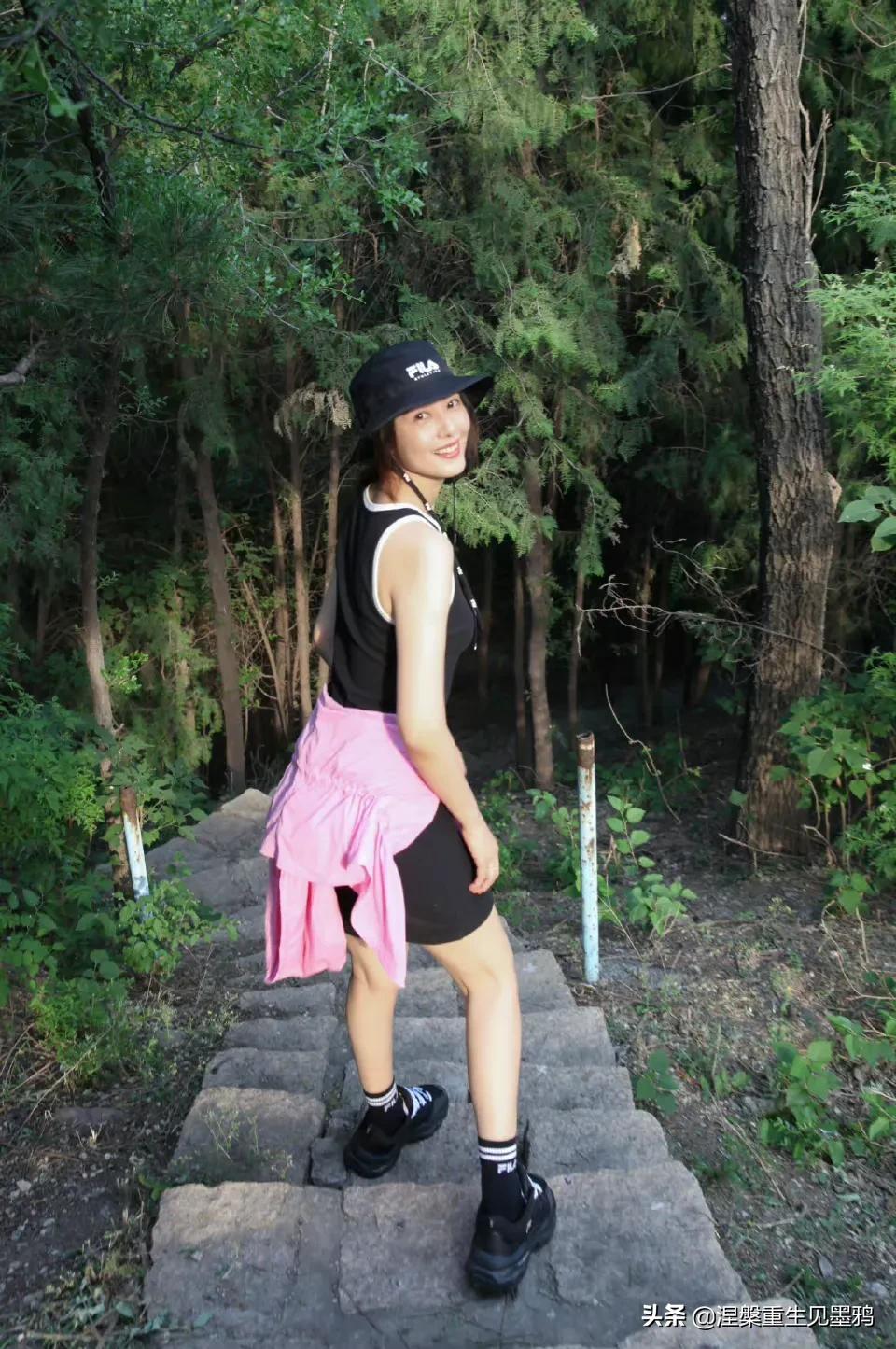 高圆圆爬山随拍照，女神姐姐穿着运动装，面色红润，状态不错